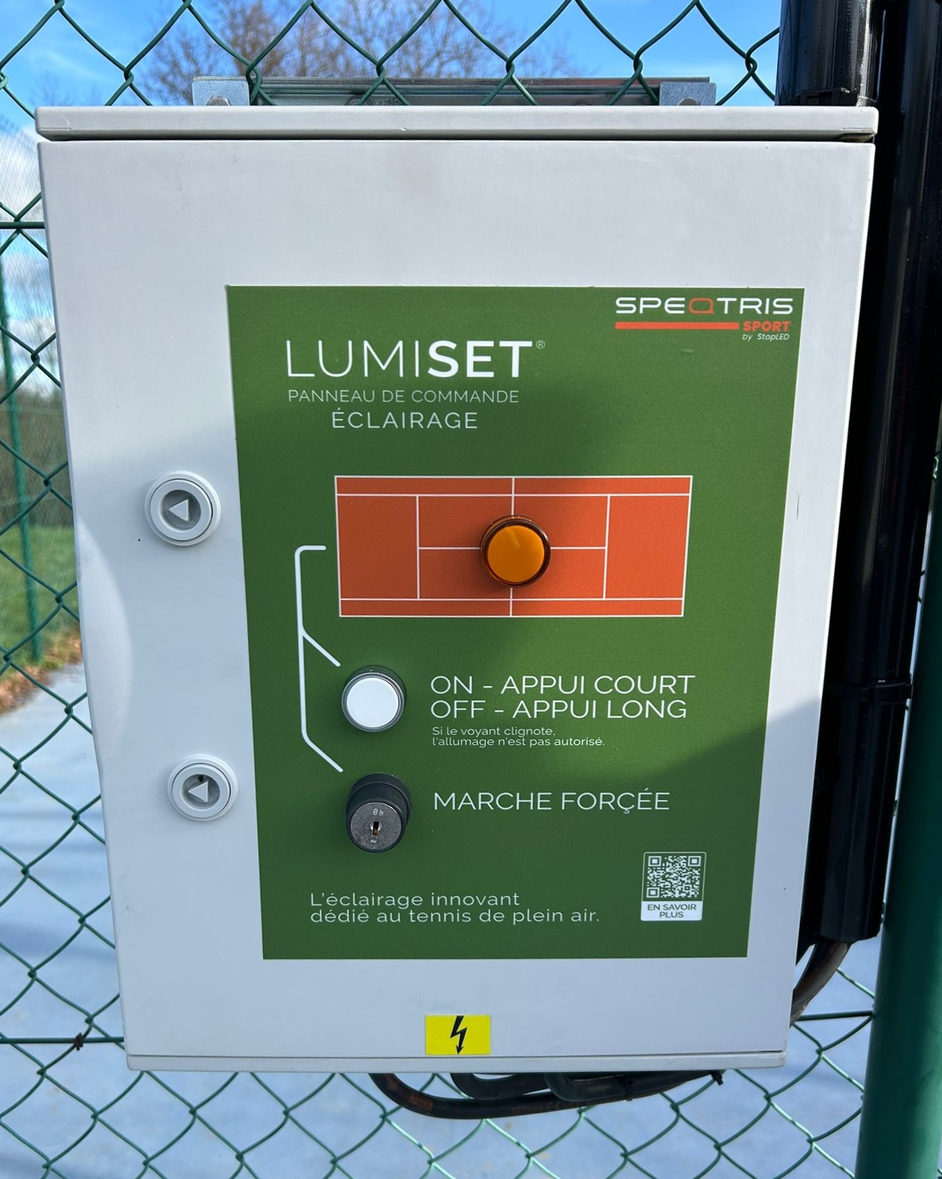 boitier d'allumage terrain de tennis