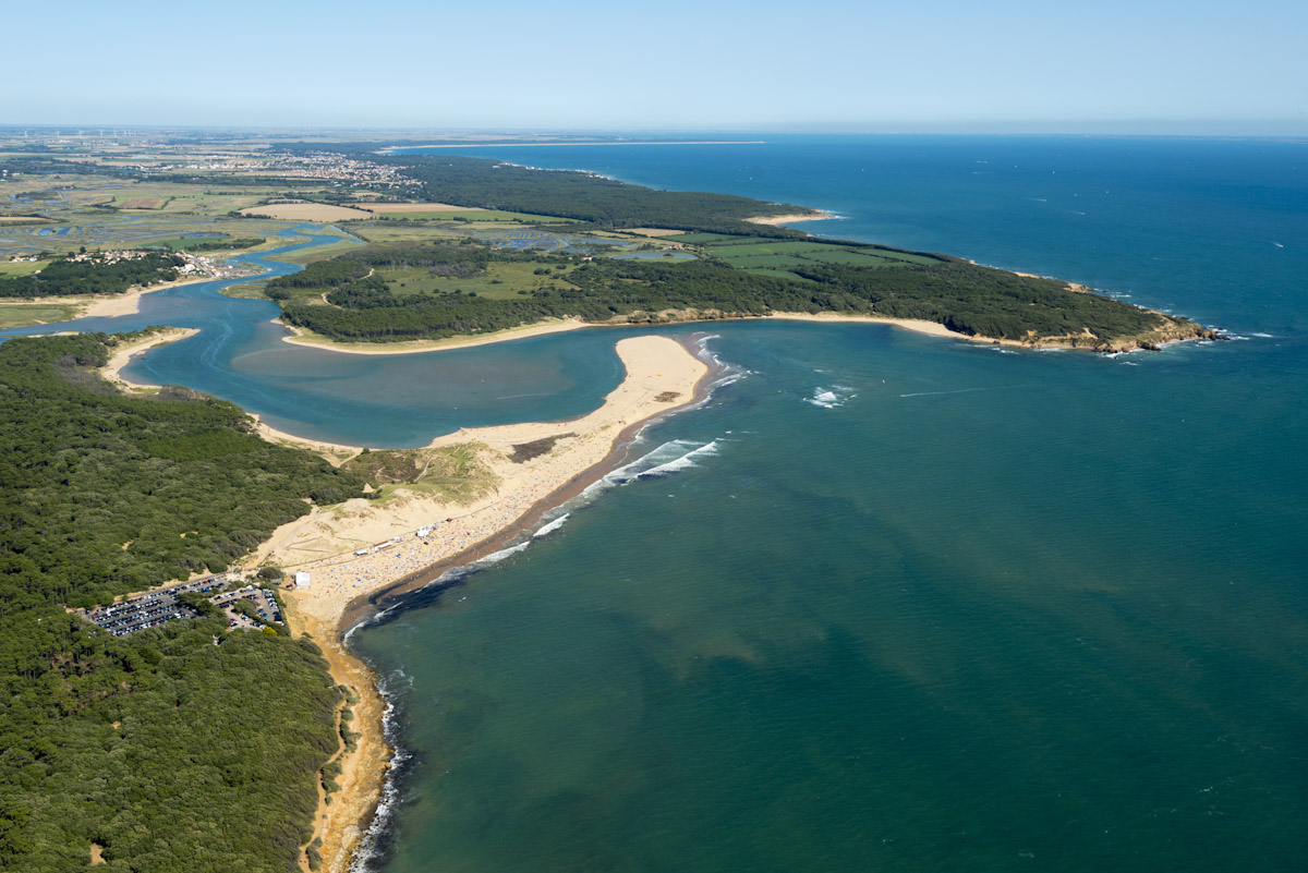 Photo aerienne de talmont saint hilaire en vendee, photo de la plage du veillon, estuaire du payre, anse du veillon. site touristique vendeen